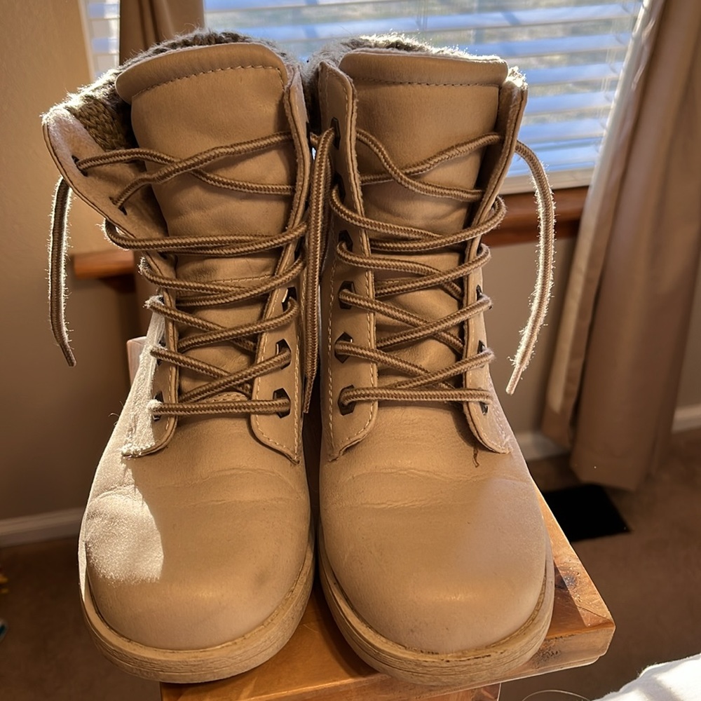 Size 8 boots - Picture 2 of 5